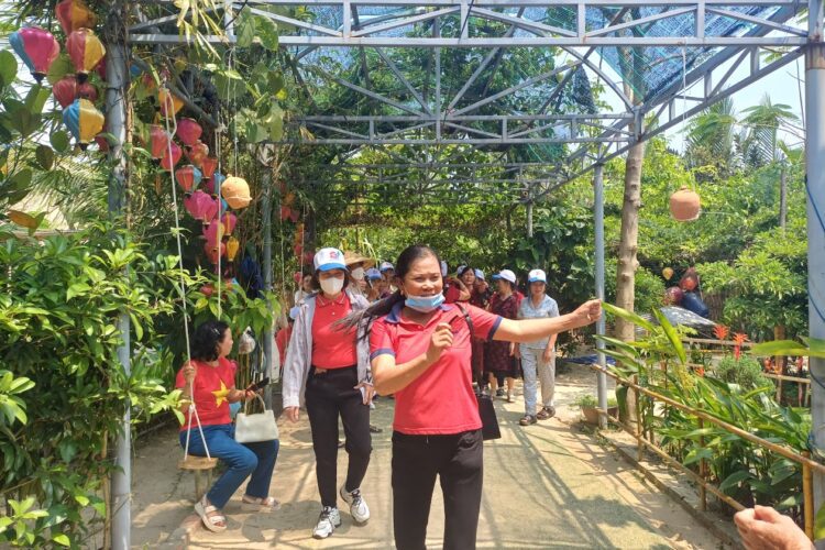 GIÁ THUYỀN THÚNG HỘI AN 2026 ( MỚI NHẤT ) 3 Du khách tham gia trò chơi dân gian tại rừng dừa bảy mẫu hội an