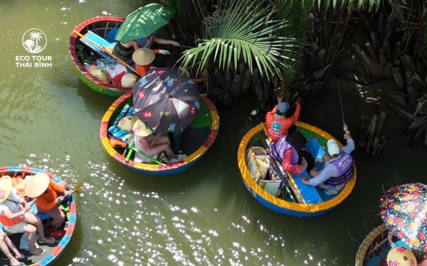 Du khách chèo thuyền thúng tham quan Rừng Dừa Bảy Mẫu Hội An