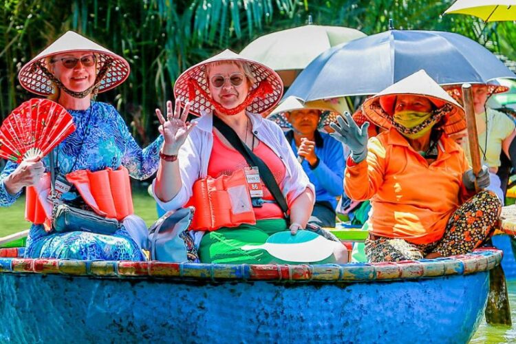 RỪNG DỪA BẢY MẪU HỘI AN – GIÁ VÉ, THUYỀN THÚNG & COMBO ĂN UỐNG 2026 19 Du khách đi thuyền thúng hội an tại rừng dừa bảy mẫu