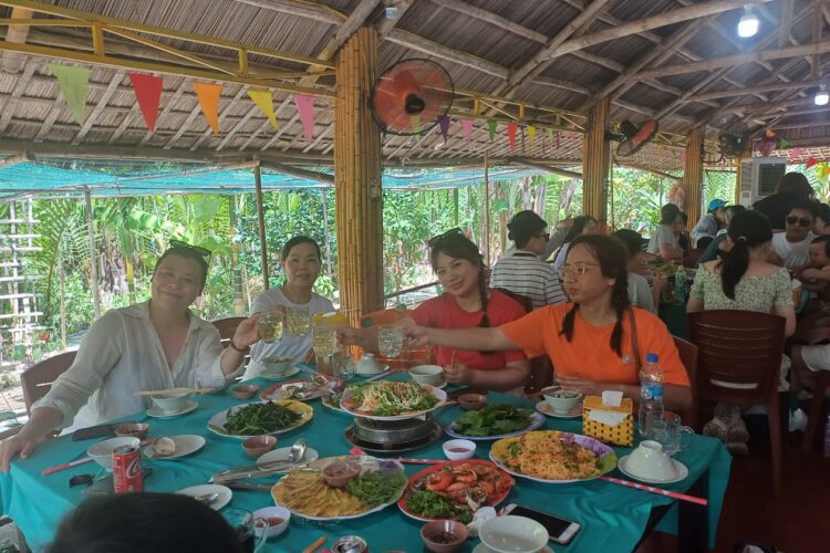 GIÁ THUYỀN THÚNG HỘI AN 2026 ( MỚI NHẤT ) 4 Du khách thưởng thức mâm cơm quê tại nhà hàng rừng dừa bảy mẫu hội an