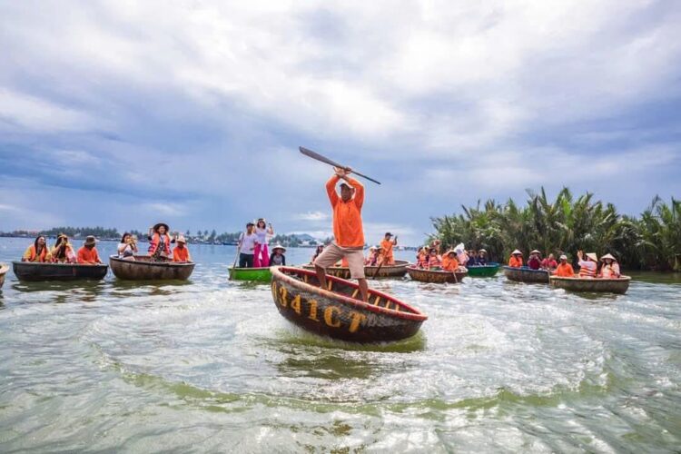 GIÁ THUYỀN THÚNG HỘI AN 2026 ( MỚI NHẤT ) 5 Biểu diễn lắc thuyền thúng tại rừng dừa bảy mẫu hội an