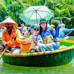 gia đình đi tour Rừng Dừa Bảy Mẫu Hội An