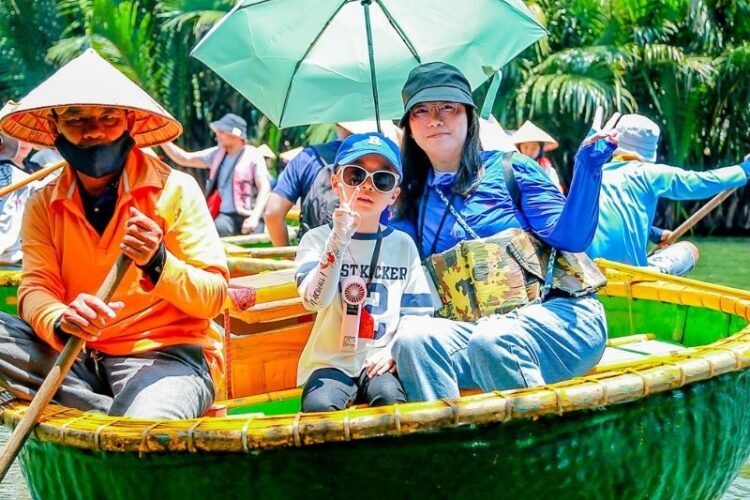 RỪNG DỪA BẢY MẪU HỘI AN – GIÁ VÉ, THUYỀN THÚNG & COMBO ĂN UỐNG 2026 31 Gia đình đi tour rừng dừa bảy mẫu hội an