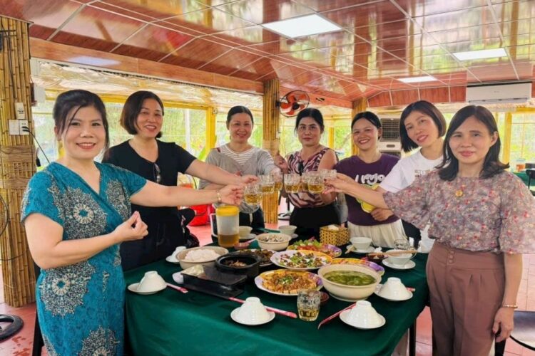 RỪNG DỪA BẢY MẪU HỘI AN – GIÁ VÉ, THUYỀN THÚNG & COMBO ĂN UỐNG 2026 30 Khách đoàn dùng bữa tại nhà hàng rừng dừa bảy mẫu hội an