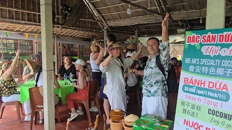 khách nghỉ ngơi sau khi đi thuyền thúng Hội An