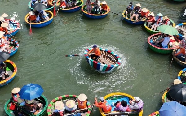 Tiết mục biểu diễn múa thúng nghệ thuật Rừng Dừa Bảy Mẫu