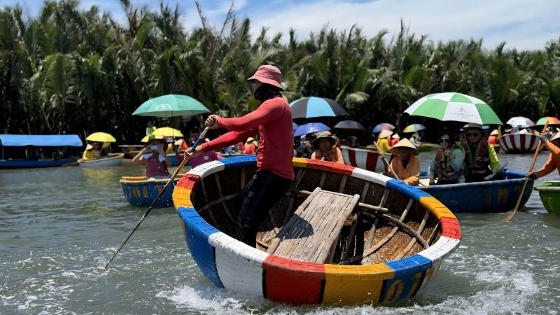 múa thúng trong tour thuyền thúng Rừng Dừa Bảy Mẫu