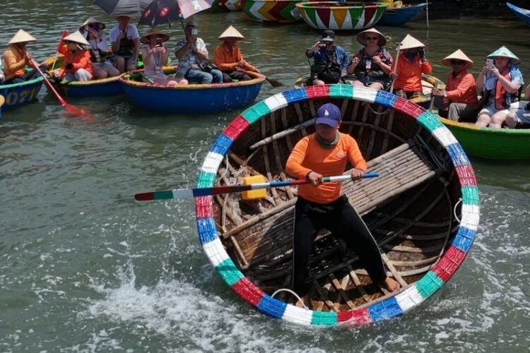 RỪNG DỪA BẢY MẪU HỘI AN – GIÁ VÉ, THUYỀN THÚNG & COMBO ĂN UỐNG 2026 20 Múa thúng tại rừng dừa bảy mẫu hội an