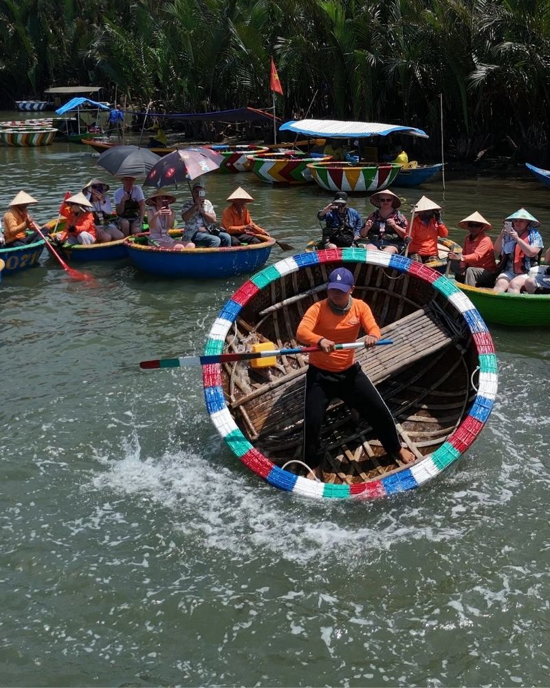 múa thúng tại Rừng Dừa Bảy Mẫu Hội An