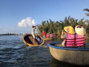 Biểu diễn lắc thúng đặc sắc tại Rừng Dừa Bảy Mẫu