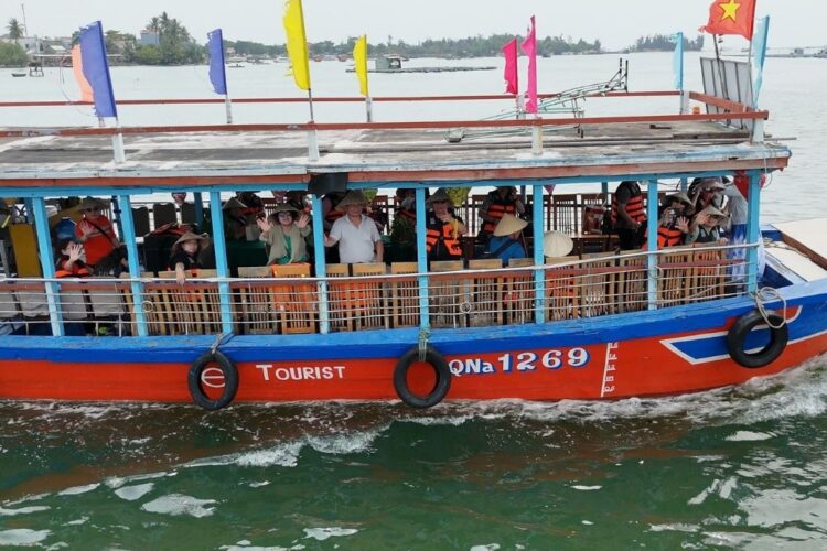 RỪNG DỪA BẢY MẪU HỘI AN – GIÁ VÉ, THUYỀN THÚNG & COMBO ĂN UỐNG 2026 25 Tau go tham quan song thu bon hoi an webp