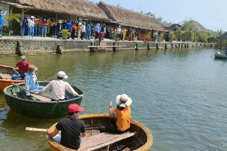 RỪNG DỪA BẢY MẪU HỘI AN – GIÁ VÉ, THUYỀN THÚNG & COMBO ĂN UỐNG 2026 26 Team building rừng dừa bảy mẫu cho khách công ty