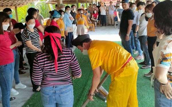 Nhóm bạn chia đội chơi trò chơi dân gian rừng dừa Bảy Mẫu bên hàng dừa