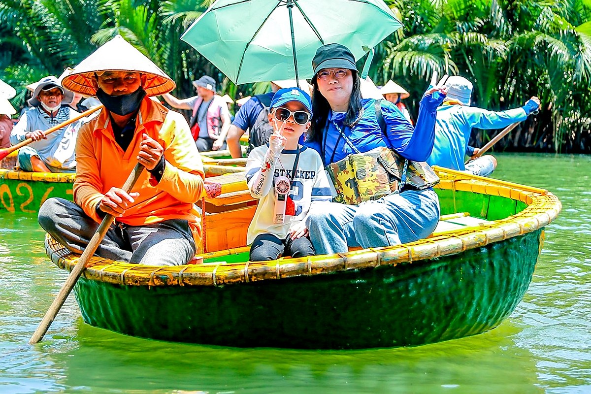 Khách trải nghiệm thuyền thúng tại Rừng Dừa Bảy Mẫu Hội An