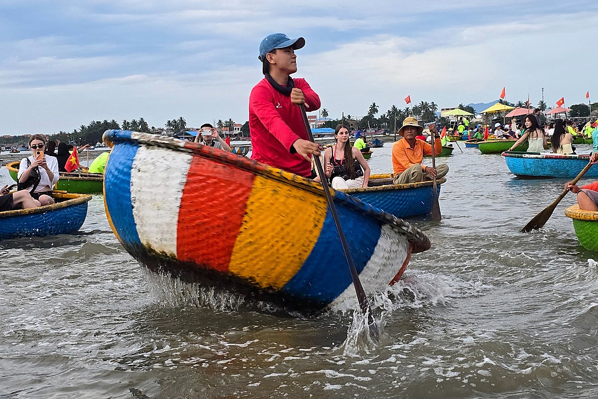 Biểu diễn lắc thuyền thúng tại Rừng Dừa Bảy Mẫu Hội An