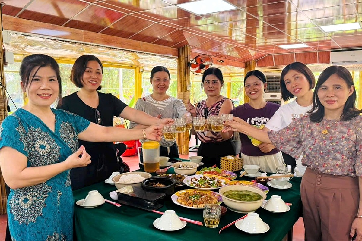 Khách dùng bữa tại nhà hàng Dừa Bảy Mẫu Hội An