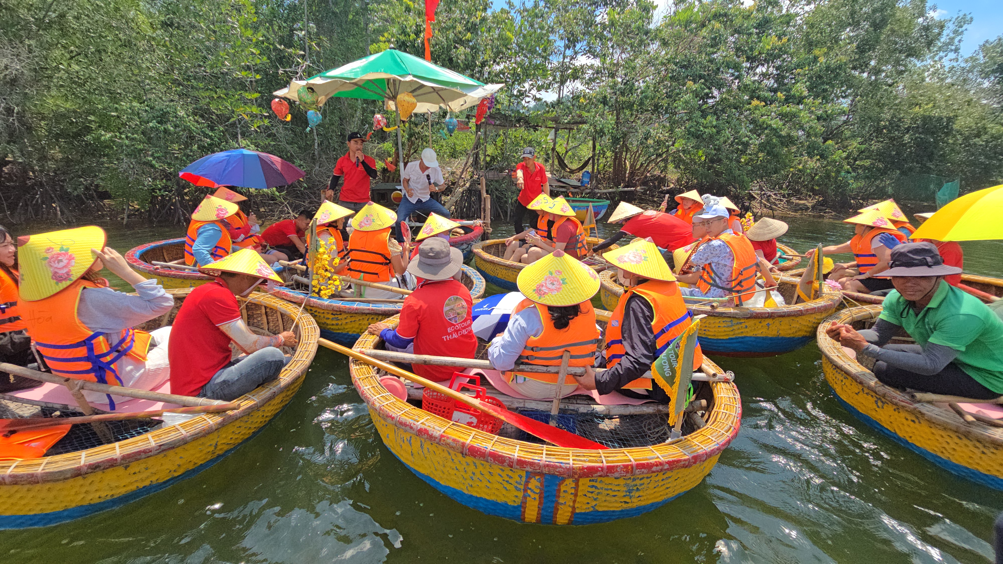 combo thuyền thùng và ăn uống tại rừng dừa